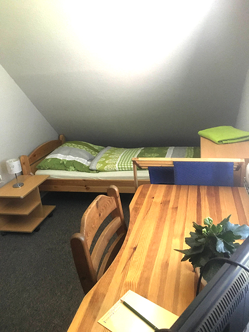 Schlafzimmer mit Schreibtisch